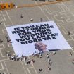 Attivisti di Greenpeace Italia e del gruppo d'azione britannico Everyone Hates Elon hanno srotolato uno striscione gigante di 400 metri quadrati,  in Piazza San Marco a Venezia, in segno di protesta contro le nozze di Jeff Bezos e della sua compagna Lauren Sanche, 23 giugno 2025. Il maxi striscione riportava la frase "If you can rent Venice for your wedding, you can pay more tax" ("Se puoi affittare Venezia per il tuo matrimonio, allora puoi pagare pi˘ tasse"). //
A handout image provided by Greenpeace press office shows activists of international environmental group Greenpeace deployng a giant banner displaying a picture of Jeff Bezos and reading "If you can rent Venice for your wedding you can pay more tax" at St Mark square in Venice, Italy, 23 June 23. Venice will host the wedding of Amazon Founder and CEO Jeff Bezos and journalist Lauren Sanchez before the end of the month with more than 200 guests expected to attend.
ANSA/ UFFICIO STAMPA GREENPEACE ++HO - NO SALES EDITORIAL USE ONLY++